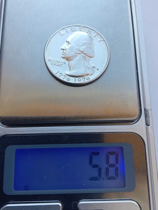 Срібна монета США 25 центів.