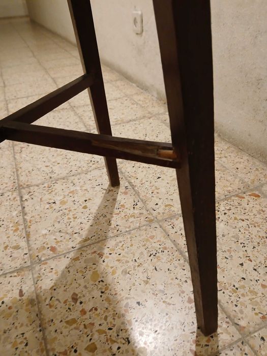 Mesa rústica de apoio em madeira