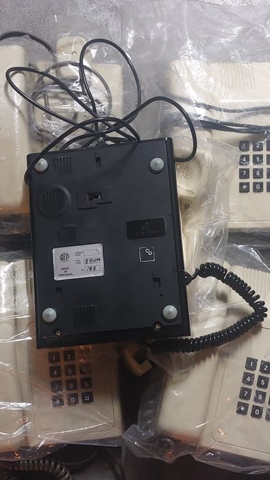 Telefones antigos de teclas, brancos