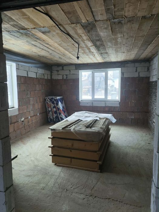 Перспективний двоповерховий будинок у затишному селі!