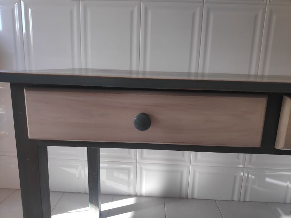 Mesa em madeira de pinho