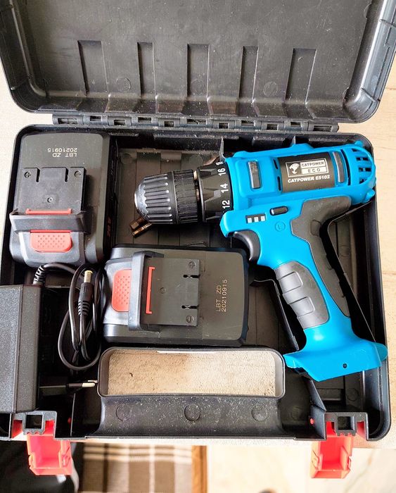 Drill, 2 baterias e adaptador de carregamento, como novos.