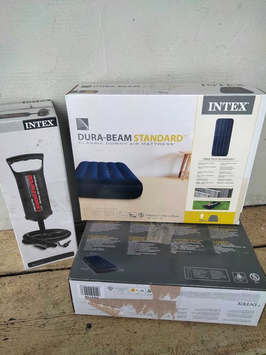 Матрацы надувные, 2 шт. с насосом. В упаковке.