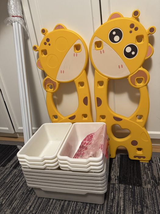 Regał na zabwki z pojemnikami