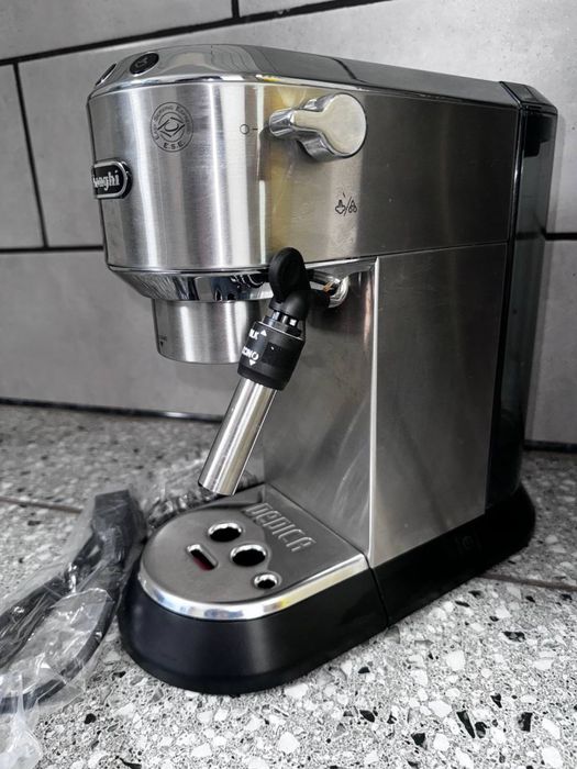Кофемашина delonghi рожковая новая,привезена из-за границы.