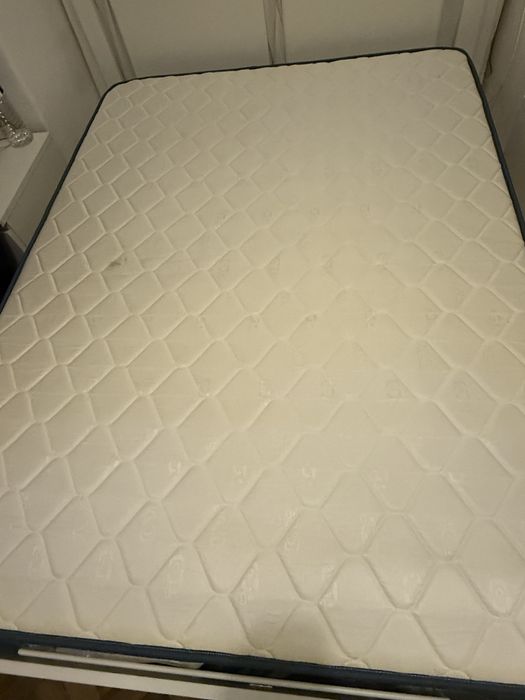 Cama casal em madeira