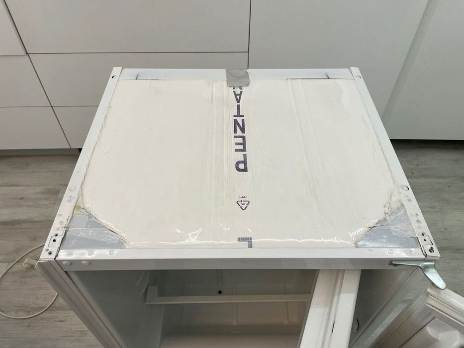 Маленький вбудований холодильник Electrolux ERN1200FOW