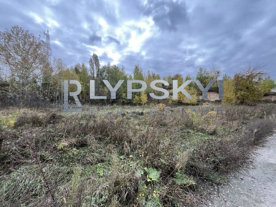 Ділянка в гарній локації біля лісу