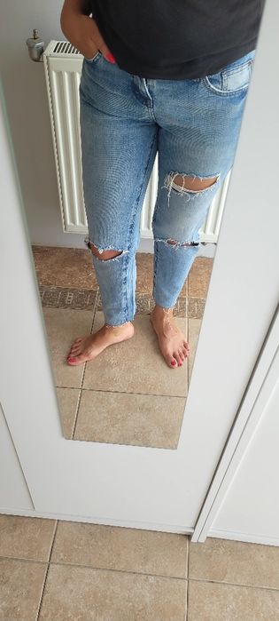 Spodnie jeansowe z przedarciami