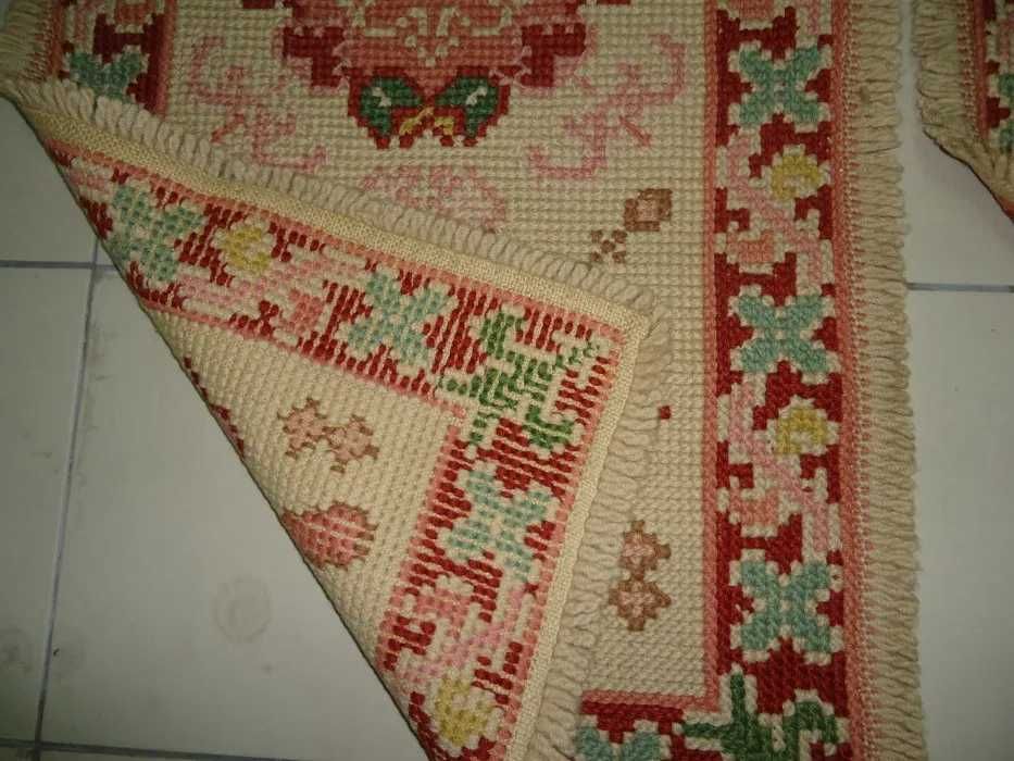Conjunto de Tapetes de Arraiolos em Lã – Quarto Completo