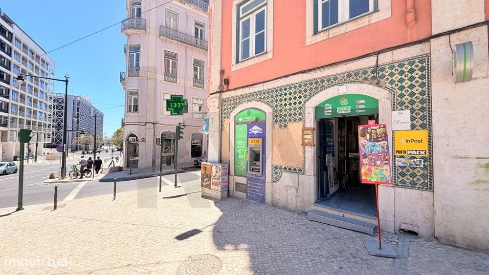 Loja comercial com montra junto à futura Estação de Metro de Santos