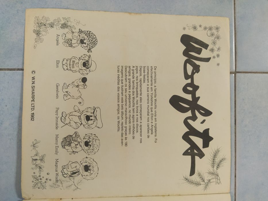 Caderneta de cromos completa "Woofits as quatro estações"