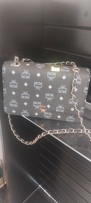 Torebka czarna sztywna pasek z łańcuszkiem