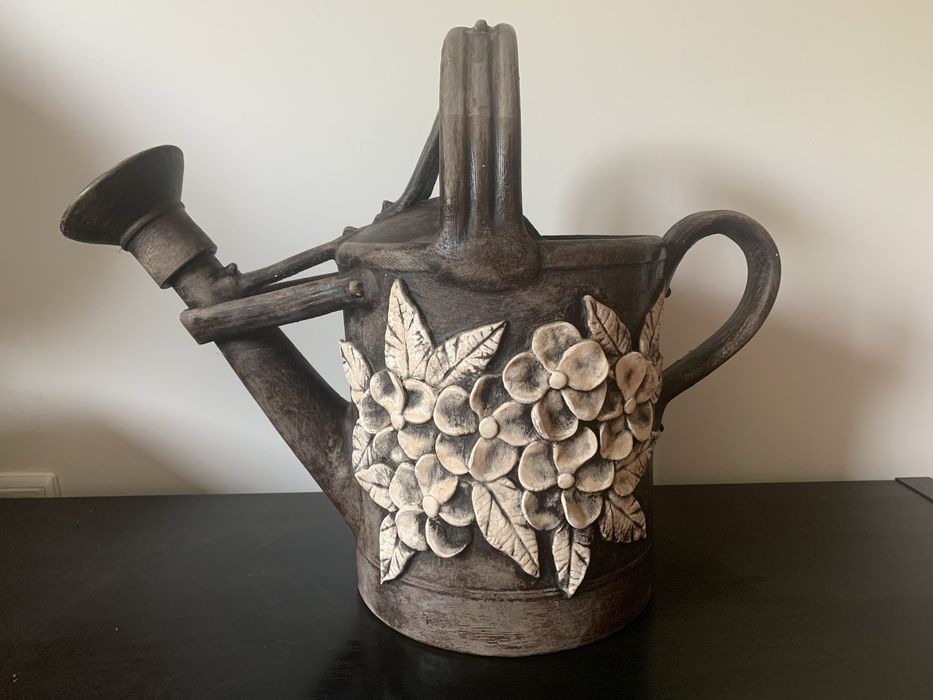 Regador em barro pintado a mão