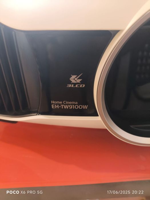 Projetor Epson 3D EH-TW9100W e sistema de som Bose lifestyle V35 5.1