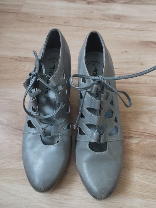 Buty na obcasie .