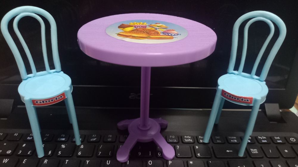 Acessórios barbie - 2 cadeiras, 1 mesa