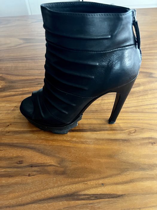 Botki z odkrytymi palcami Vic Matie