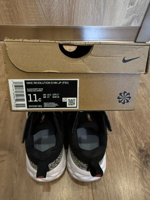 Продам дитячі кросівки Nike (28 розмір)