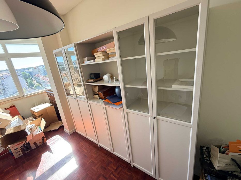 Conjunto de 3 estantes IKEA BILLY com portas de vidro