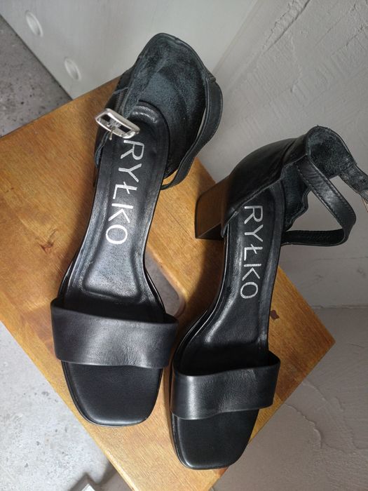 Skórzane sandałki Ryłko na grubym obcasie r.39