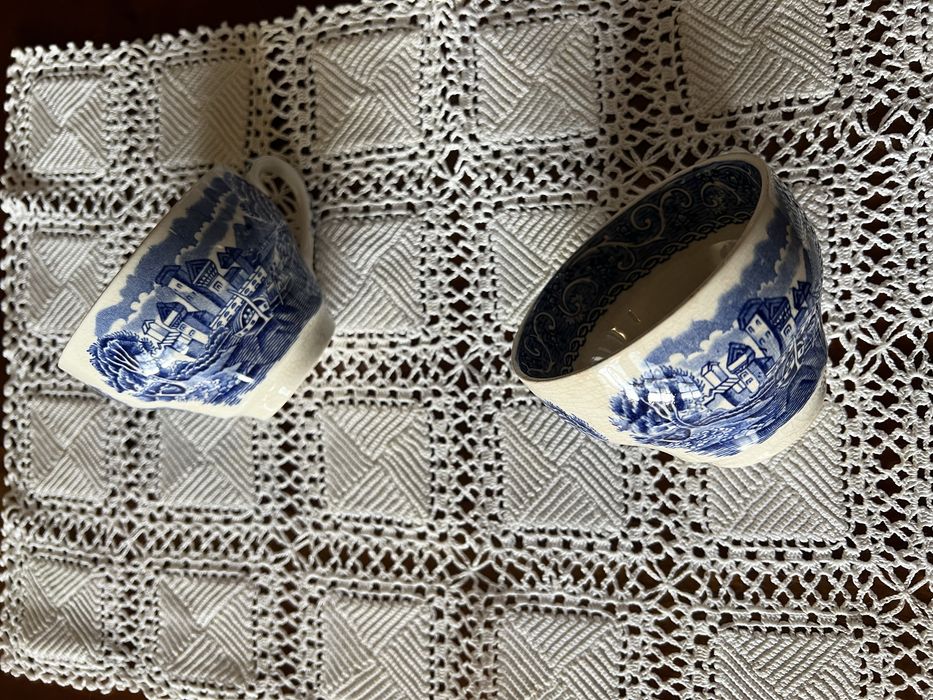 Duas chávenas de chá de loiça inglesa