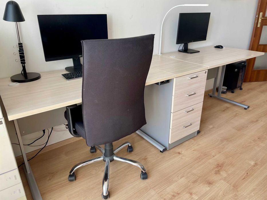 Zestaw mebli biurowych