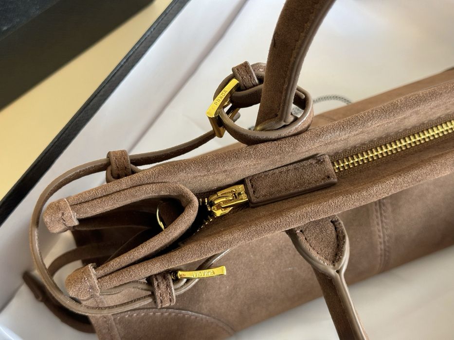 Сумка prada — замшева, коричнева