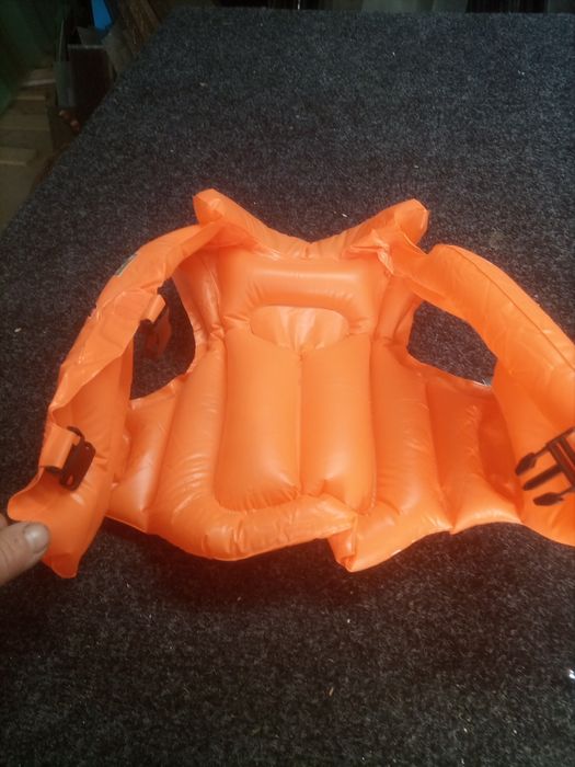 Нова  жилетка  для  дітей