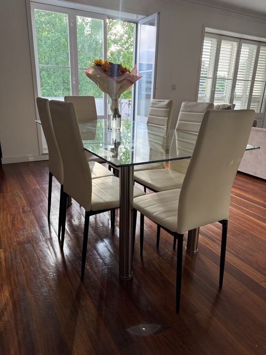 Mesa de vidro com 6 cadeiras