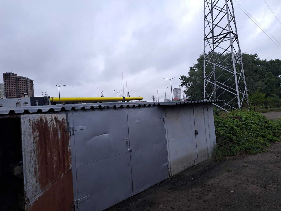 Гараж металевий в кооперативі.