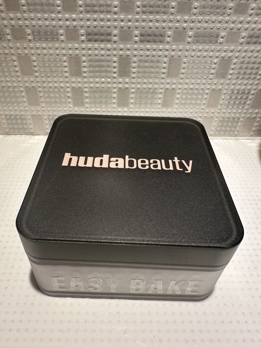 Huda Beauty Easy Bake loose seting powder sugar cookie