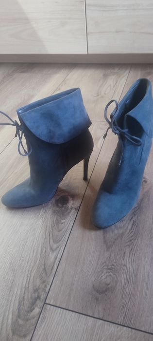 Zamszowe botki Guess