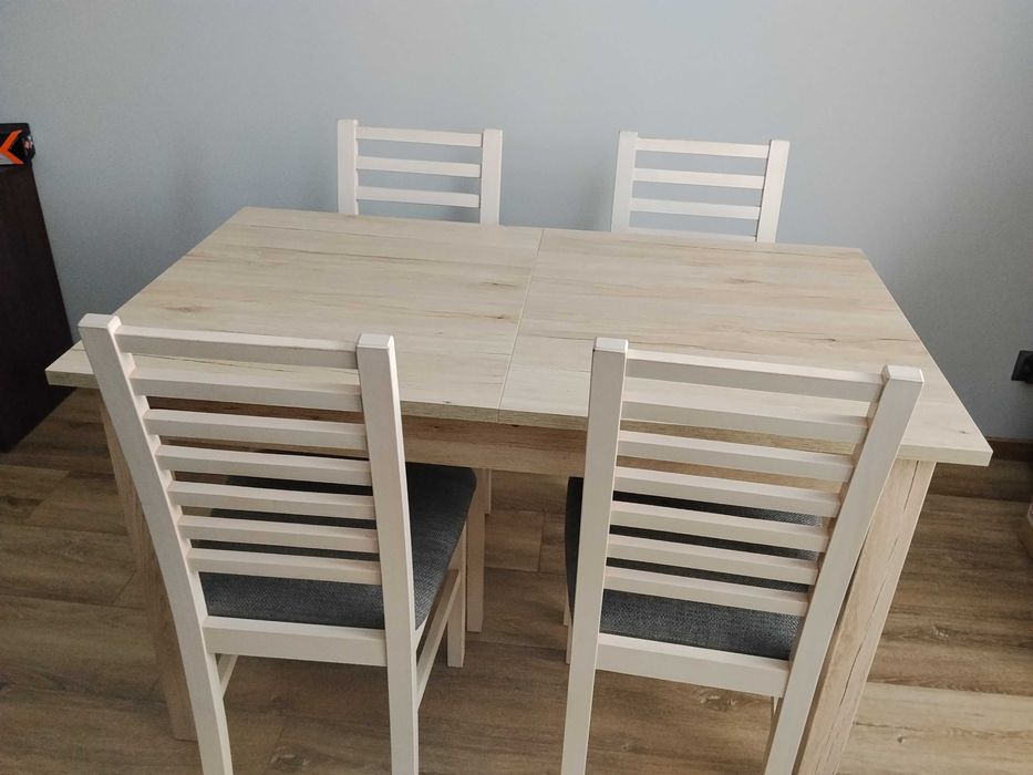 Sprzedam cztery krzesła i stół