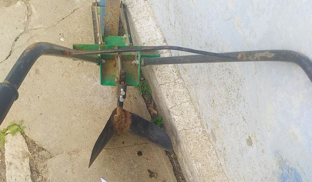 Продам ручной плуг с удобной ручкой, для посева.