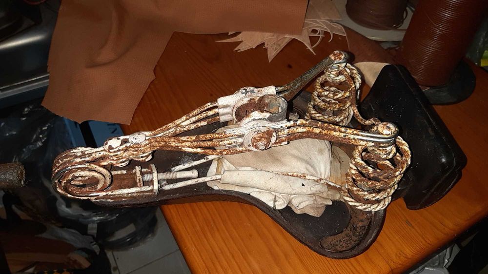 Selim marca Tabor em couro velho com mala de ferramenta