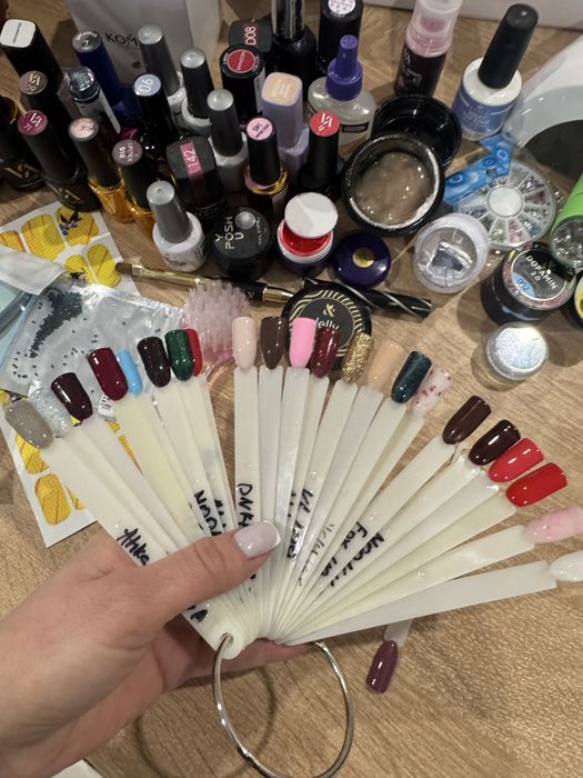 Sprzedam materiały do paznokci – lakiery, bazy, żele, akcesoria.
