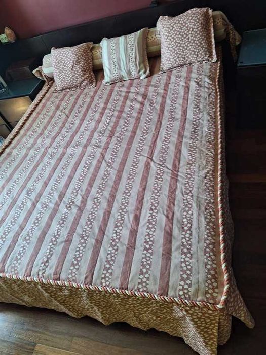 Colcha com 1 travesseiro e 3 travesseiras