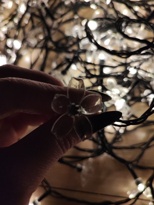 Вулична гірлянда на сонячній батареї.