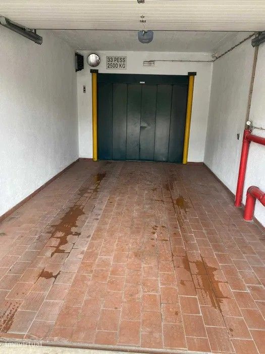 Lugares de estacionamento - garagem na Estrada da Luz 106, Laranjeiras
