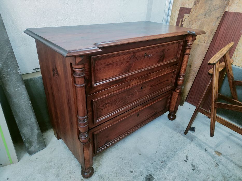 Unikatowa komoda z lat 90. – stylizowana na mebel z duszą