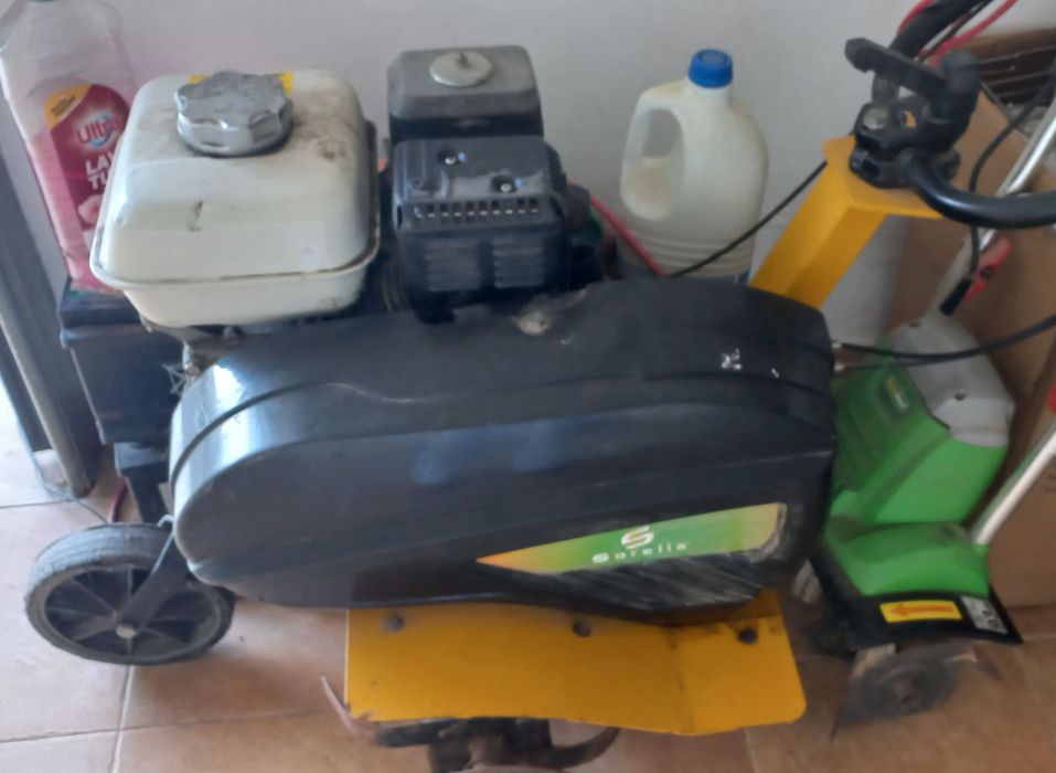 Moto enxada a 4T motor Honda.