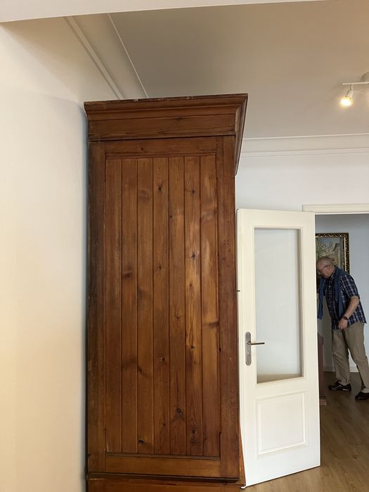 Armário Alto Antigo em Madeira