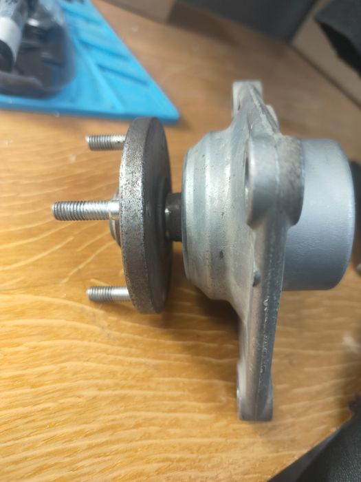 MD364879 Mitsubishi кронштейн крепления вентилятора