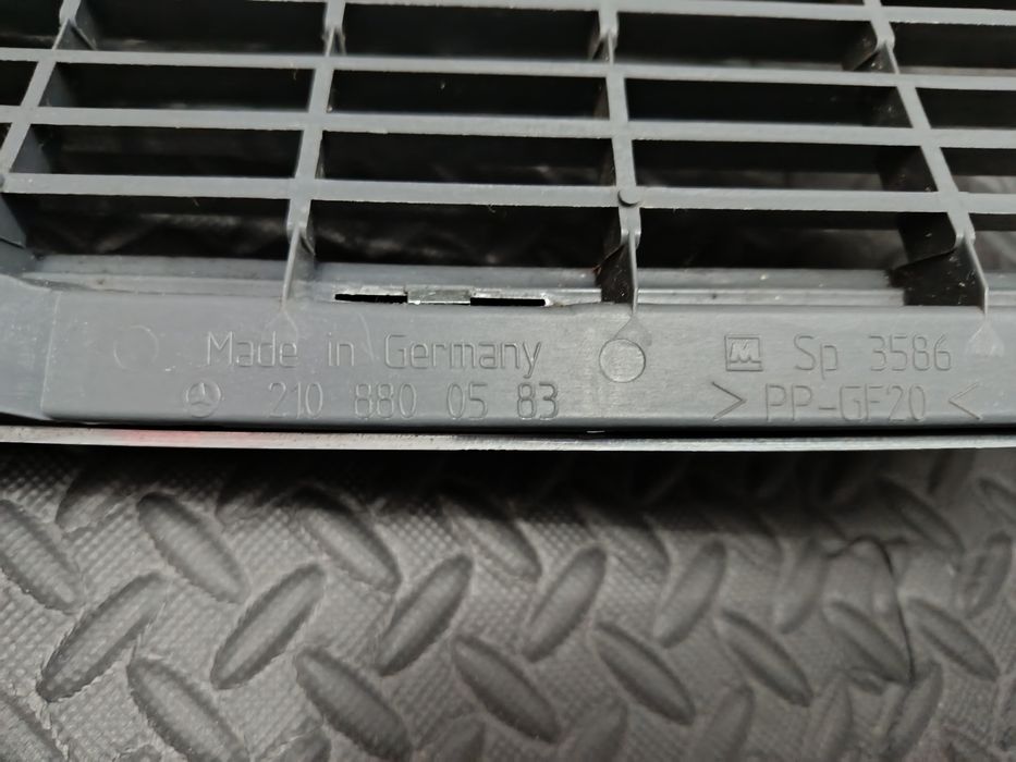 Grelha  frontal capô Mercedes w210( NOVA)