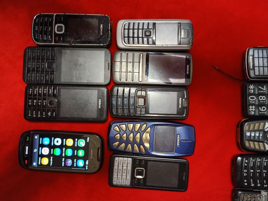 Telefony z ładowarkami sprawne i uszkodzone