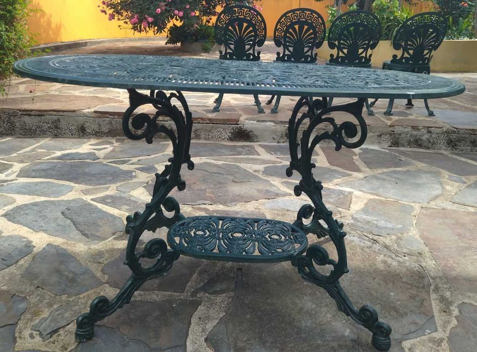Mesa em alumínio Fundido oval e 4 cadeiras de alumínio Fundido, para jardim