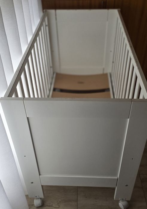 Cama branca de bebé