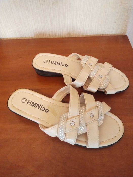 Продаються літні шльопанці