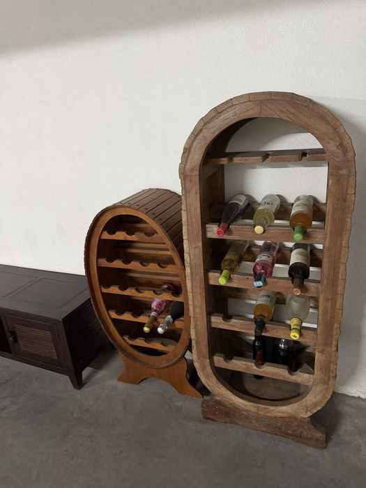 Moveis, mesa e garrafeiras rústicas sem uso